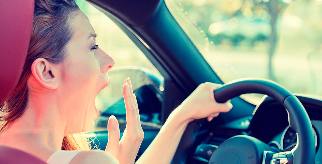 женщина зевает за рулем автомобиля